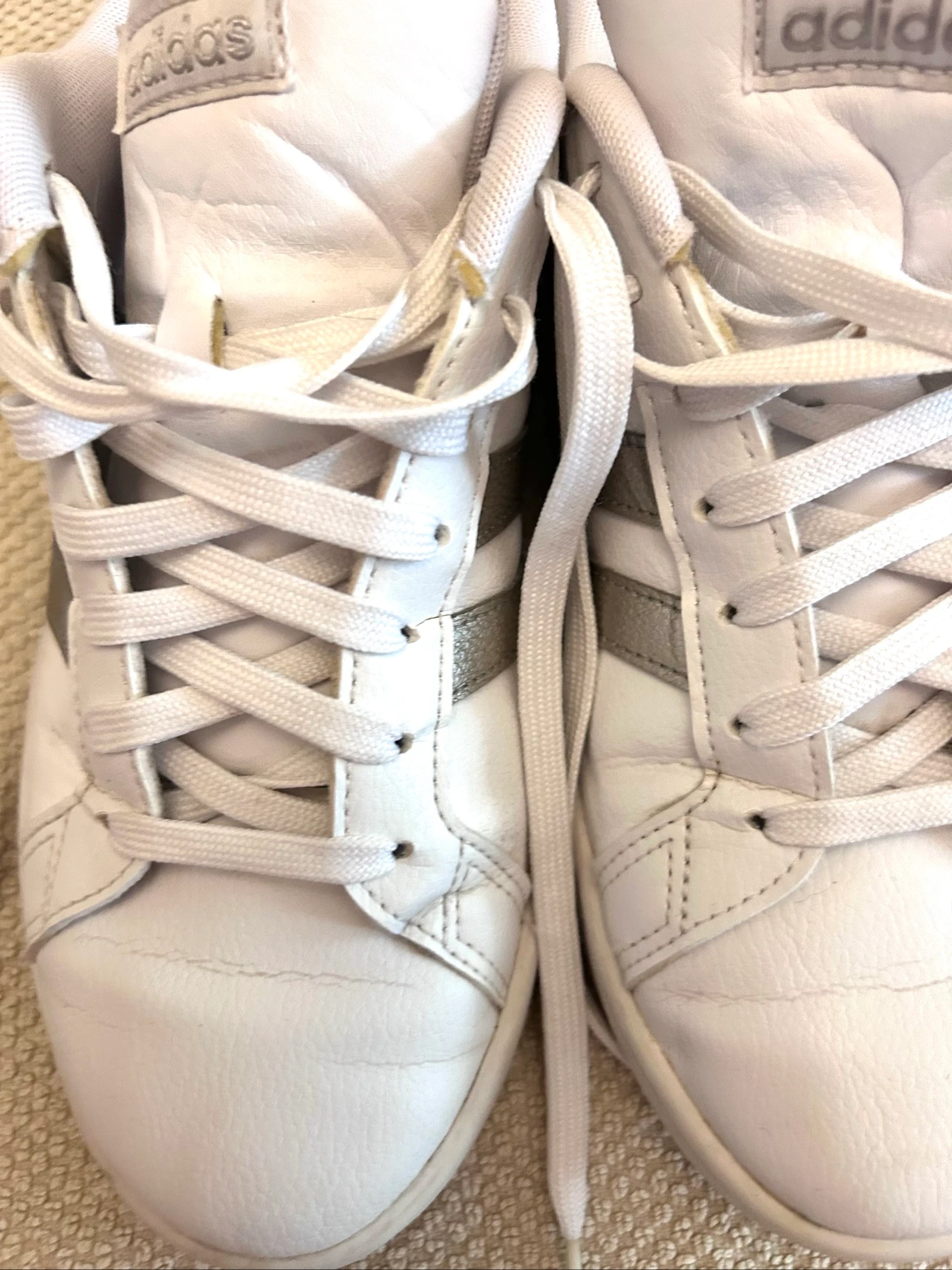 Tênis Adidas Grand Court na cor branca com as três faixas prateadas metalizadas – photo 4